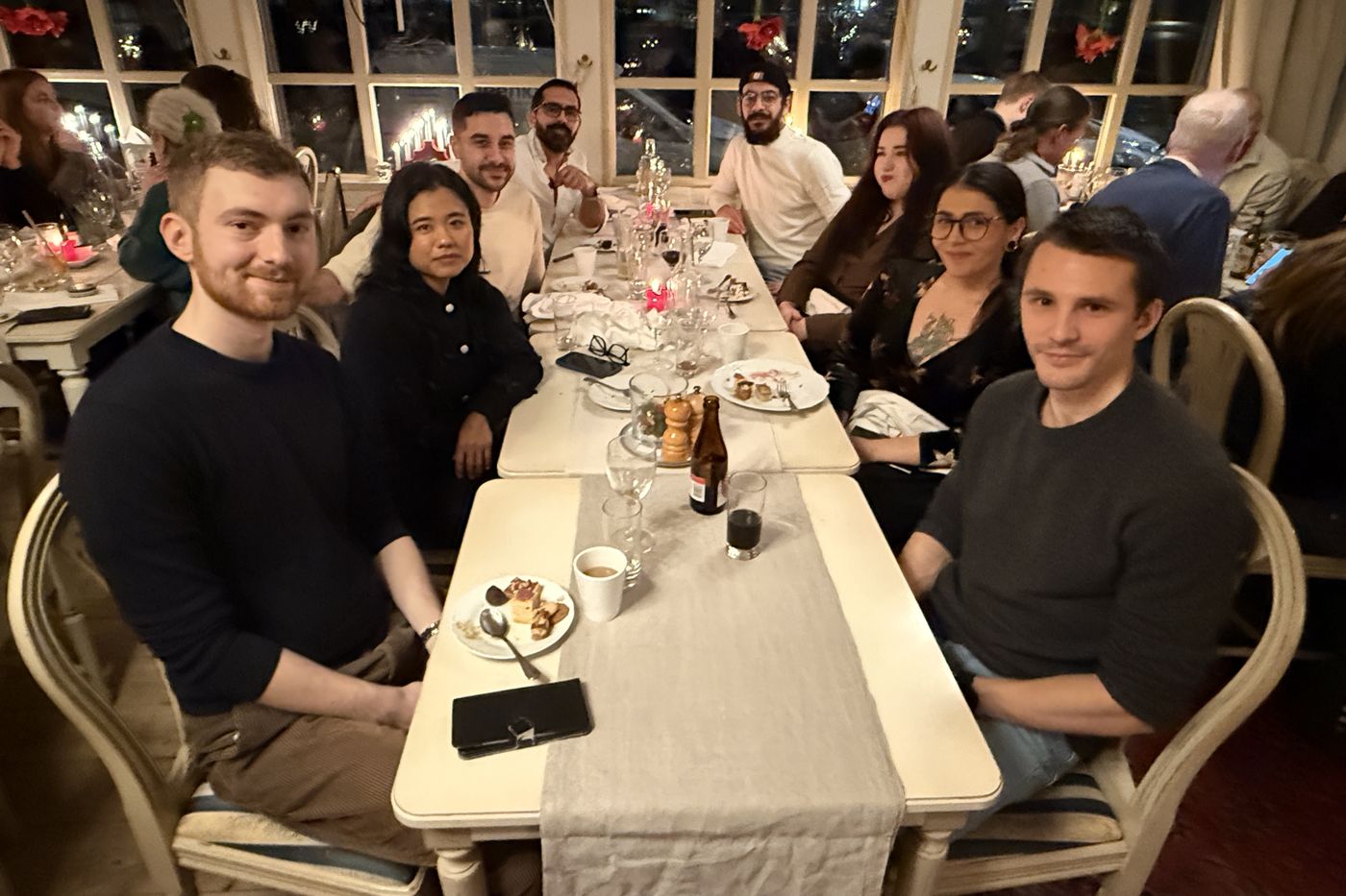 Cleenki-teamet samlat runt ett långbord på en middag i Stockholm.